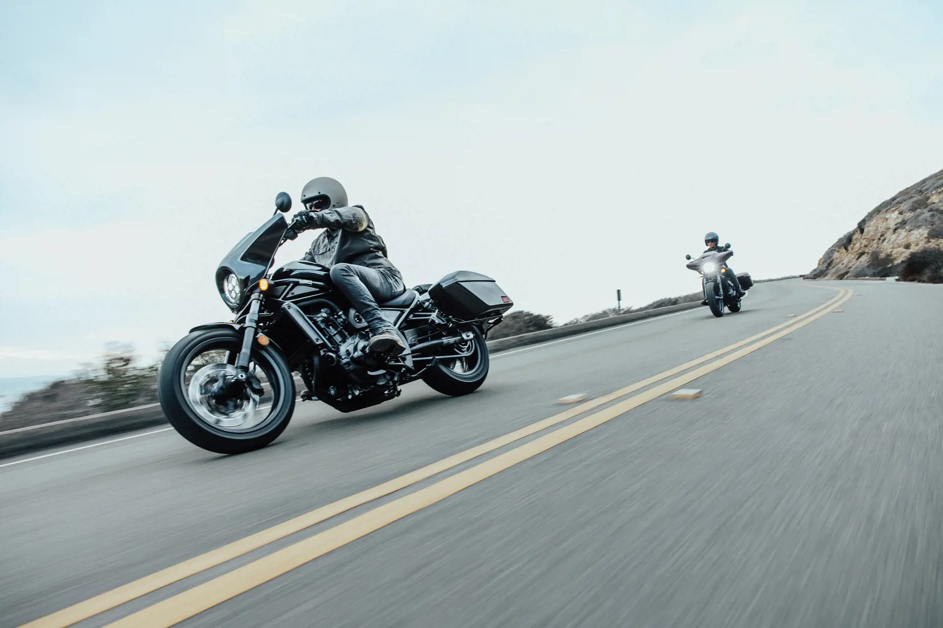 2023 CMX1100T Rebel, en tourer med klassisk design og moderne funktioner som DCT, fartpilot og LED-lys, klar til eventyrlige landeveje.