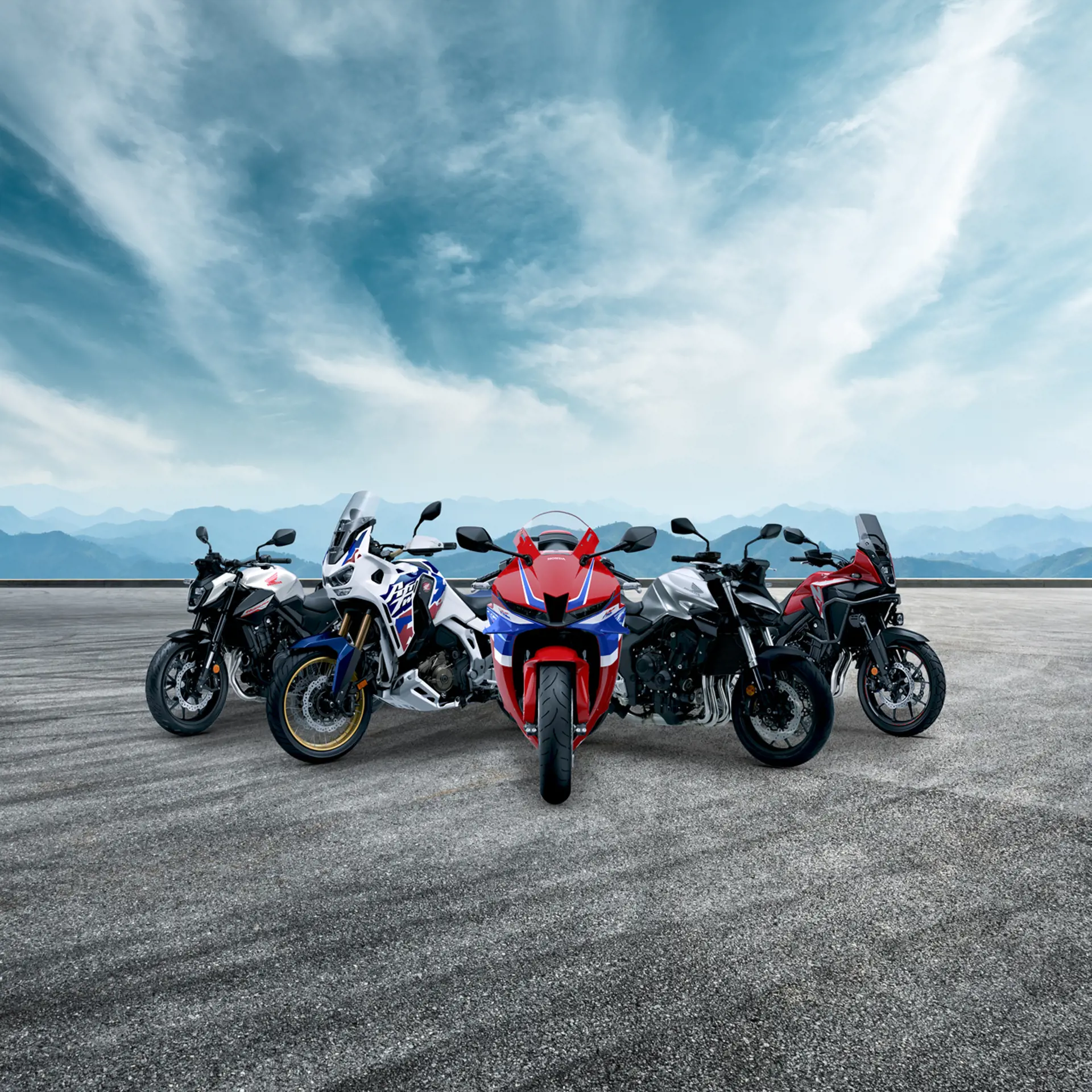 2024 Honda motorcykel lineup med CB1000 Hornet, flankeret af CBR600RR og NX500, fremviser en blanding af stil, ydeevne og innovation, klar til ethvert eventyr på vejen.