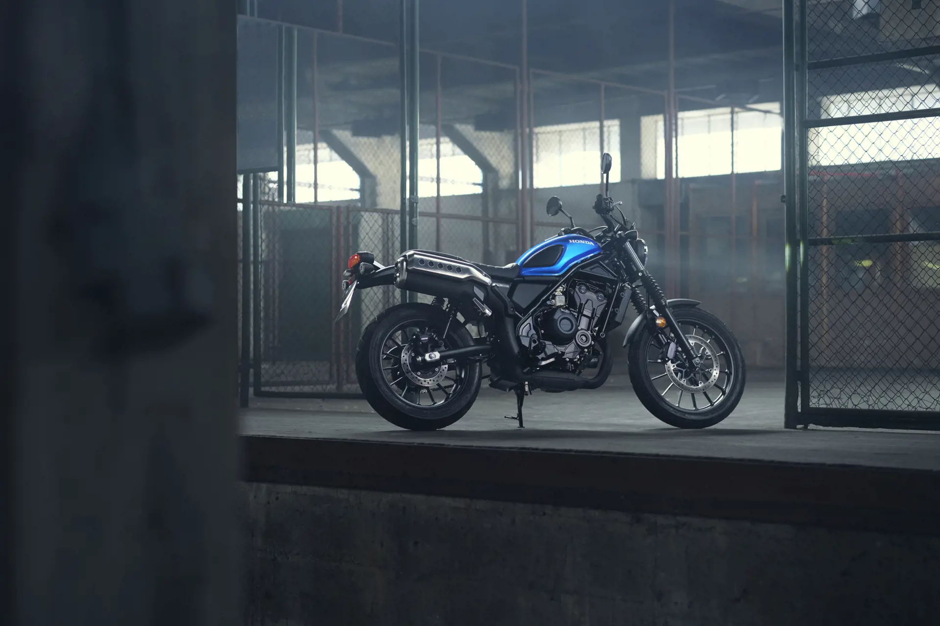 Den nye Honda CL500 scrambler viser sin unikke stil og rå detaljer på byens gader, klar til både asfalt og off-road eventyr.