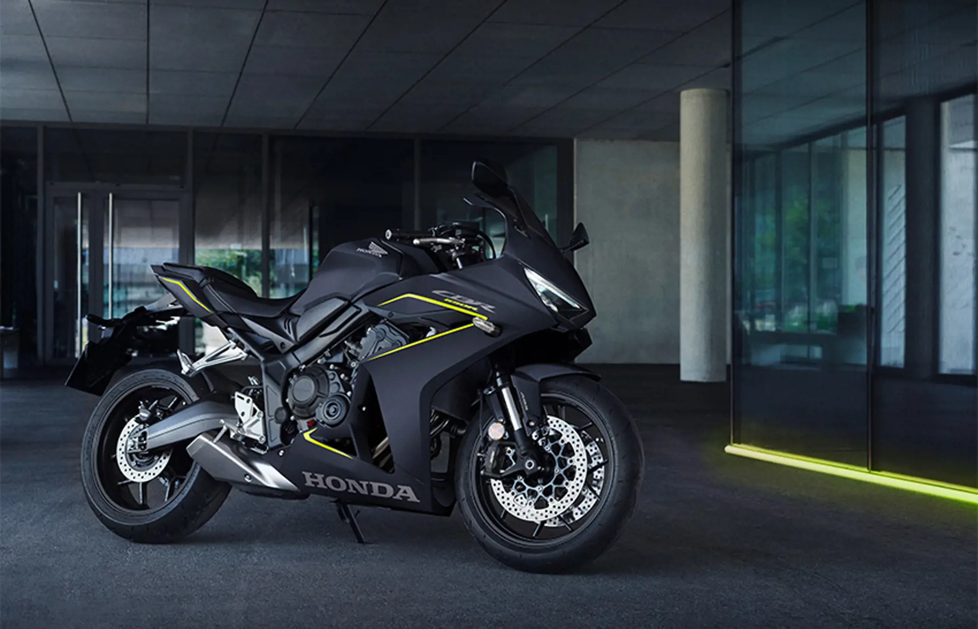 26YM CBR650R Location Static 02 0032