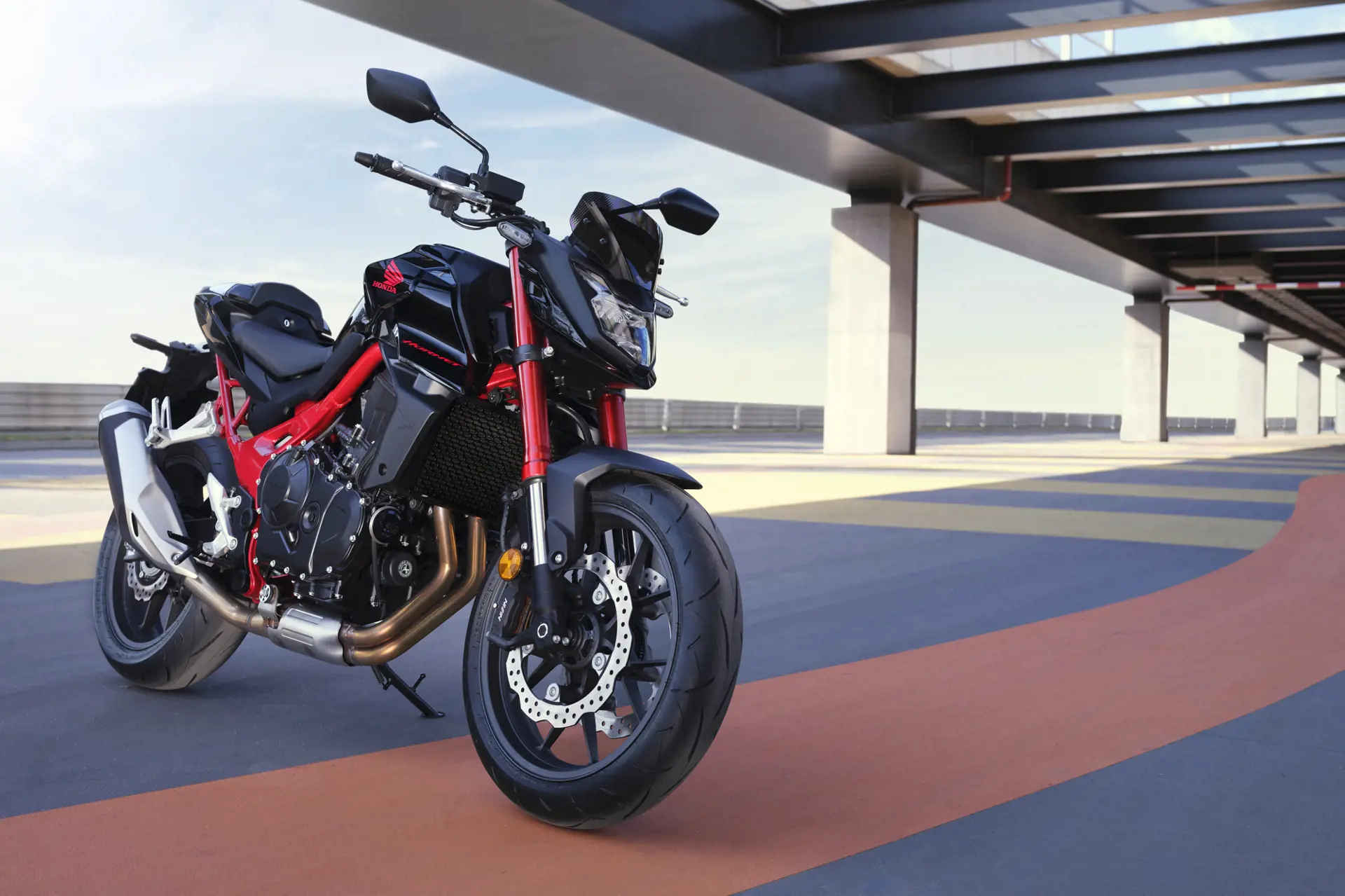 Den nye Honda CB750 Hornet i aktion, med sit aggressive look og imponerende ydeevne, er klar til at dominere gaderne med stil og power.