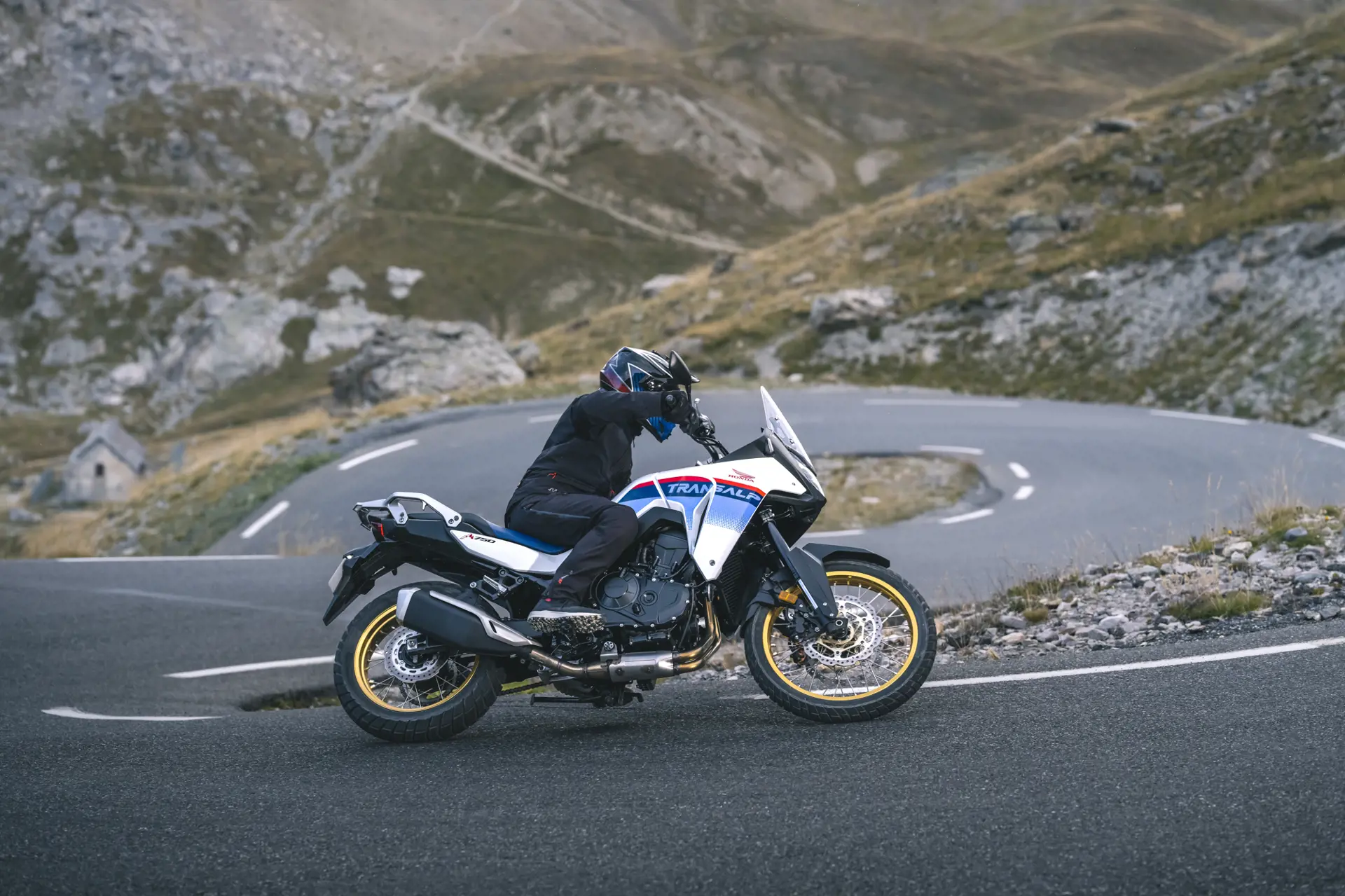 Den nye Honda XL750 Transalp, klar til eventyr i byen og det ukendte, med en robust adventure-stil og høj ydeevne, genfødt for moderne udforskere.