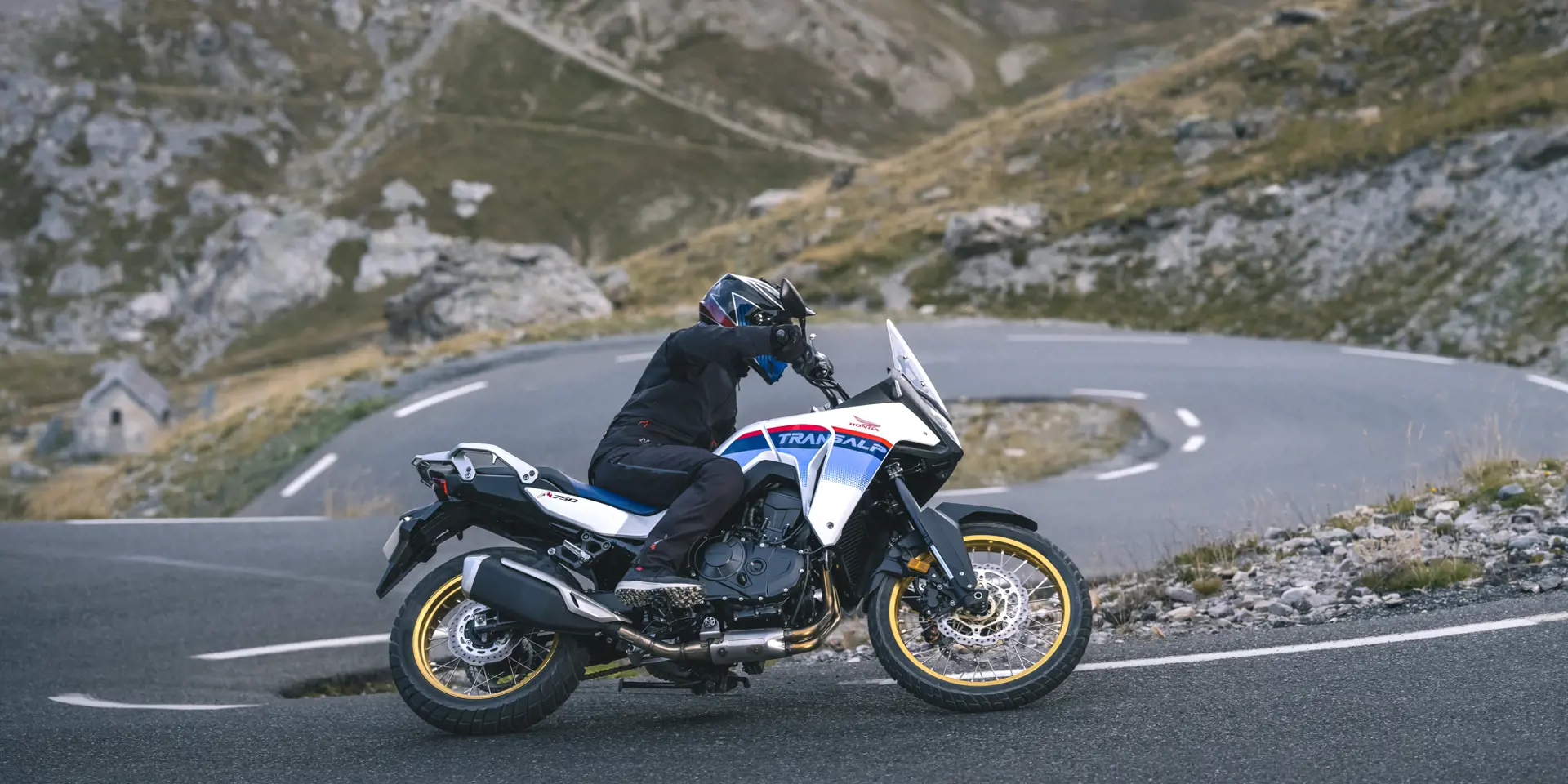 Den nye Honda XL750 Transalp, klar til eventyr i byen og det ukendte, med en robust adventure-stil og høj ydeevne, genfødt for moderne udforskere.