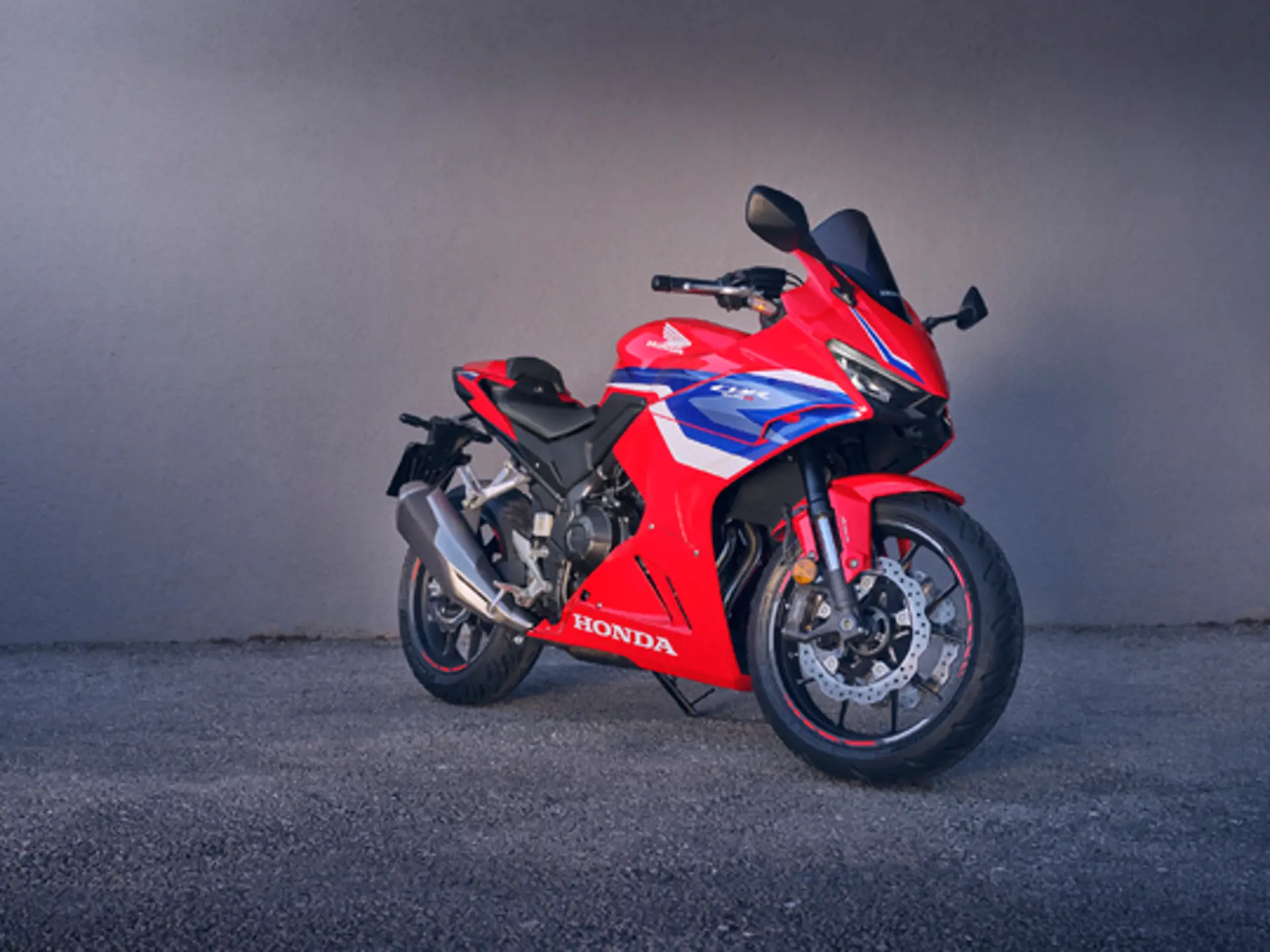 2024 Honda CBR500R i Grand Prix Red, sporty med 'RR-R' design, avancerede funktioner og forbedret performance, klar til spænding på vejene.