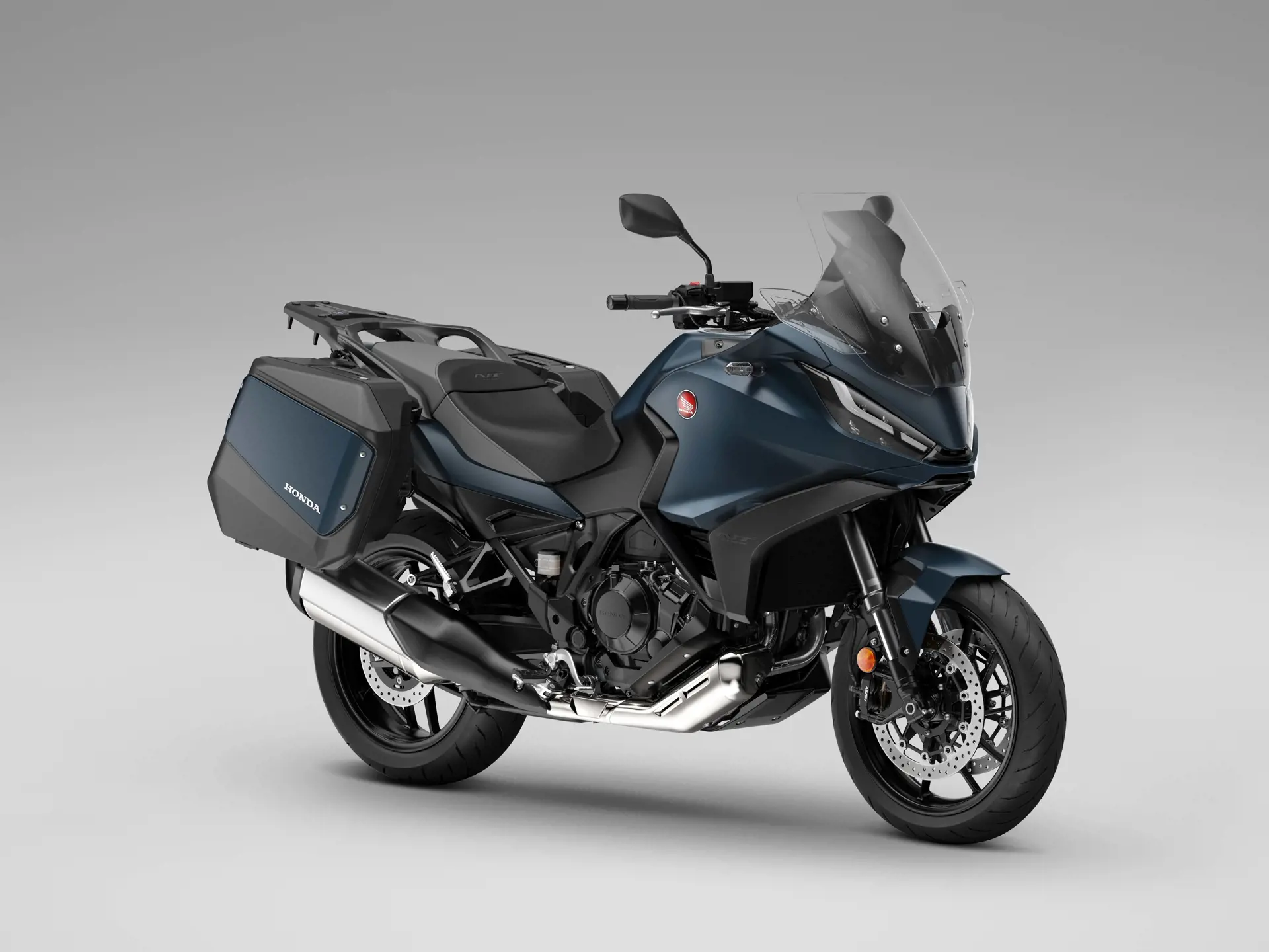 2024 Honda NT1100 klar til eventyr, med sporty design og touring-funktioner som integrerede sidetasker og opvarmede håndtag, perfekt for lange rejser.