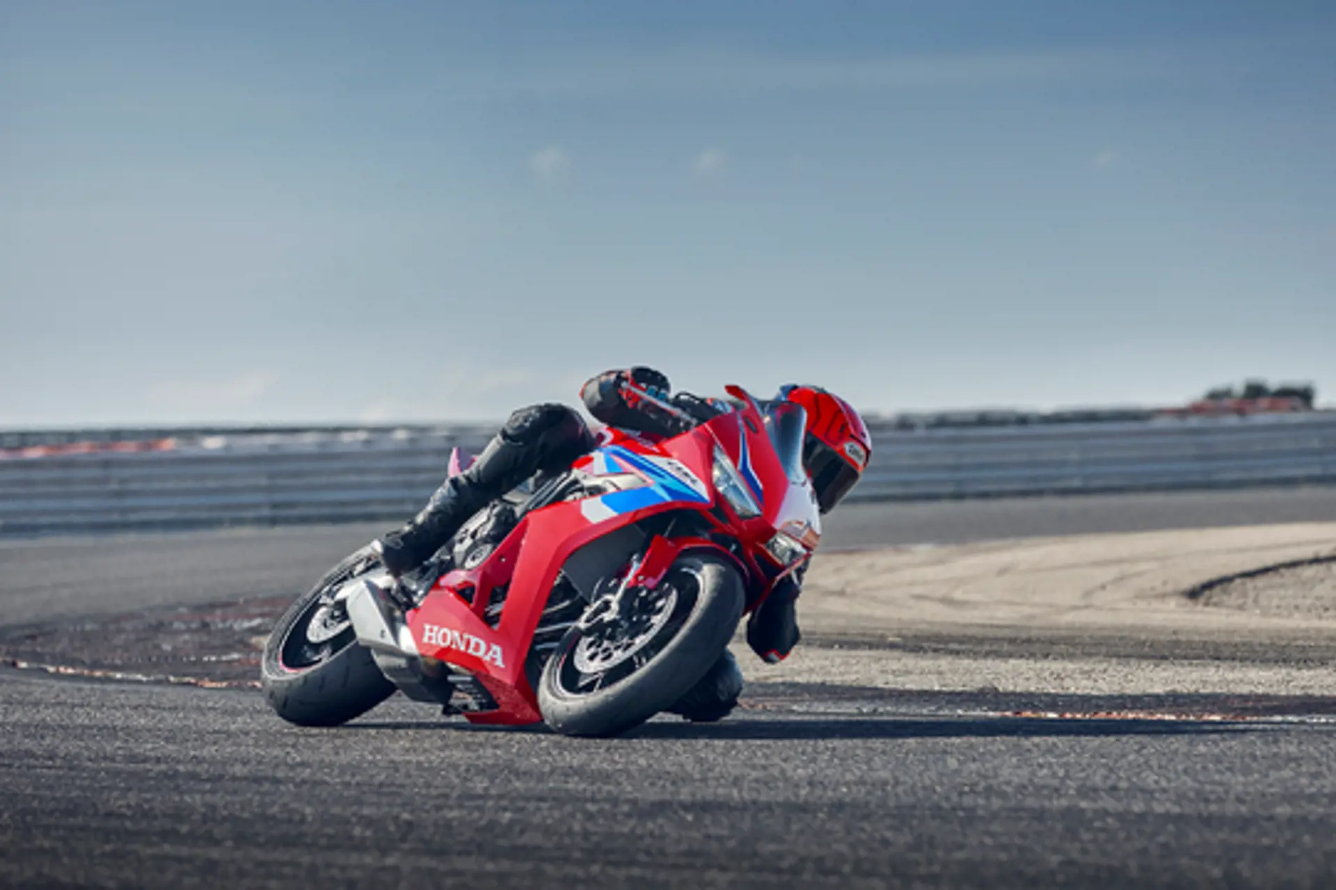 24YM CBR650R EC LOCATION Action 02 0814 V2